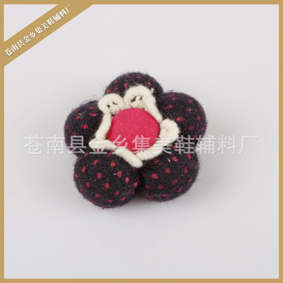 服装辅料批发新选择 装饰小花与装饰扣引领潮流